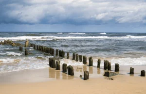 Poziom wody w Bałtyku coraz wyższy. Jak może zmienić się polskie wybrzeże?