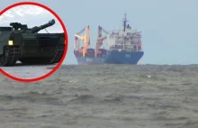 Statek z czołgami Abrams dopływa do portu. Pierwsza dostawa