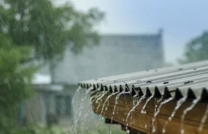 "Podatek od deszczu" przynosi rządowi coraz więcej milionów.