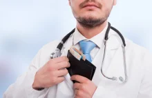 Wyciekł raport o pensjach lekarzy w Polsce. Mają lepiej niż w Norwegii