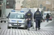 Funkcjonariusz straży miejskiej we Wrocławiu oszukiwał zagranicznych kierowców.