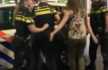 Atak holenderskiego policjanta na kobietę.