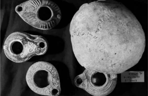 Czaszki, lampki i broń. W izraelskiej jaskini znaleziono dowody na nekromancję.