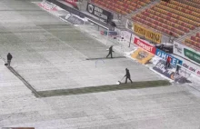 Koleś odśnieża boisko przed meczem Jagiellonia - GKS