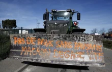 Francja ugina się pod naporem rolników. Blokady dróg przynoszą efekty