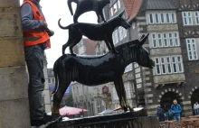 Ekoaktywiści oblali farbą pomnik muzykantów z Bremy