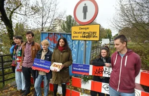 Kładka w Parku Skaryszewskim nadal nieczynna - Aktywiści organizują urodziny