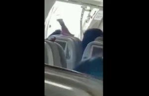 Pasażer podczas lotu samolotem otworzył w powietrzu drzwi