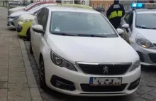 Tatuś roku. Zostawił syna w otwartym aucie z włączonym silnikiem.