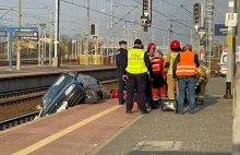 Dramat na dworcu: Auto wylądowało na torach