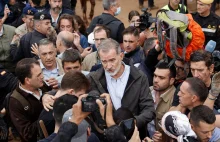 Wściekły tłum zaatakował Króla Hiszpanii. W ruch poszły kamienie [NAGRANIA]