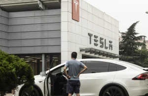 Drobne litery, duży problem: Tesla naruszyła normy bezpieczeństwa