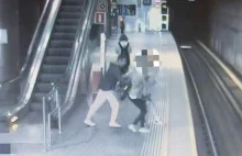 Mężczyzna próbował wepchnąć dwie osoby pod pociąg w metrze. Zaczyna się u nas...