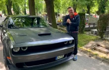 Znany polski dziennikarz nagrał recenzję auta na cmentarzu. Internauci oburzeni