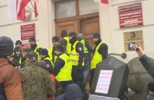 Protest rolników w Bydgoszczy. Próbowali dostać się do urzędu
