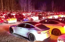 Tesla rekordowy pokaz świateł 687 samochodów na raz!