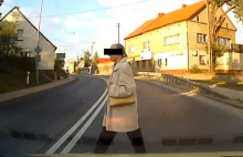 "K**** po***ło Cie babo?" kobieta wchodzi wprost pod rozpędzone auto!