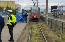 15-latka czekała na tramwaj na przystanku, zginęła pod jego kołami