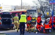 Zderzenie autobusu z bmw w Warszawie. Nie żyje druga osoba