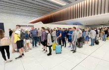 Pokazała ochronie lotniska telefon. Chwilę później została zatrzymana