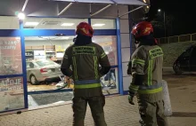 Rozpędzony samochód wjechał w budynek stacji paliw - LokalnyReporter.pl