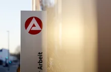 Młodzi cudzoziemcy w wieku 15-25 lat pobierają więcej zasiłku niż Niemcy