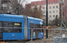 Kraków. Zapomnieli, że tramwaje mają lusterka. Za blisko postawiono słup