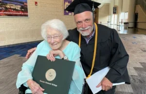72-latek skończył studia. Kibicowała mu 99-letnia matka