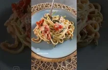 Spaghetti z cukinii z fetą i pomidorami - super pomysł na pyszny keto obiad!