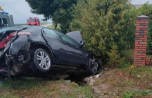 Obywatel Ukrainy staranował oczekujące na możliwość skrętu auto.