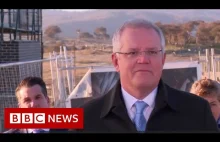Australijczyk prosi premiera i dziennikarzy o zejście z trawnika