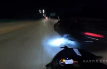 Motocyklistka uderza w samochód i spada z motoru przy prędkości ponad 120mph