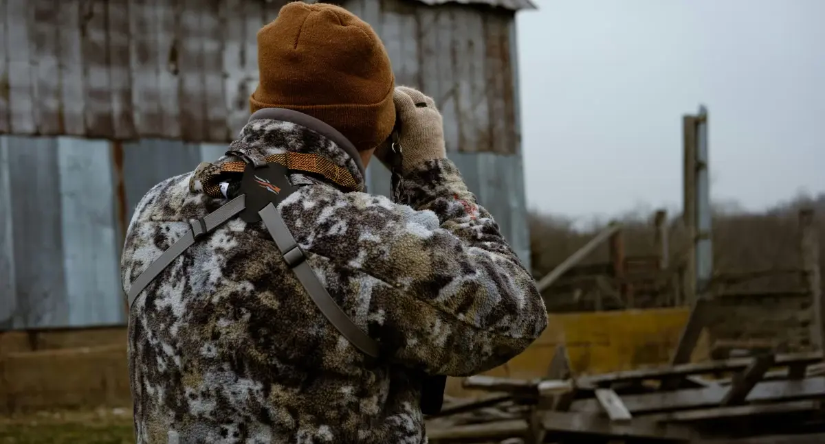 Jak dobrać strój myśliwski na różne pory roku?