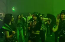 Jedni walczą, drudzy świetnie się bawią. Na końcu my płacimy.