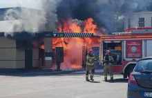 Pożar przy restauracji McDonald's. Kłęby dymu i duży ogień