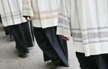 zarobki księży w skarbówce. kwoty ich pensji 5 tys 714 zł do 9 tys. 925 zł.