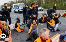 Aktywiści klimatyczni sparaliżowali Berlin. Przykleili się do dróg