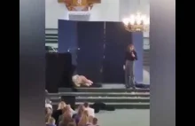 Szokujące nagranie z rekolekcji w toruńskim kościele. Półnaga dziewczyna w