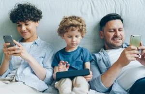 1,4 mln najmłodszych Polaków używa social mediów, do których mają zakaz..