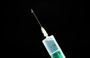 Moderna: wzrost popytu na szczepionki COVID i prognoza 4 miliardów USD przychodu