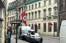 Flagi ze swastykami na ulicach Wrocławia.