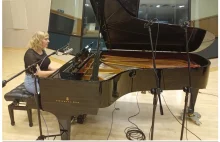 Emanuela Rabinska podczas odgrywania akompaniamentu na fortepianie... - Jpg.pl