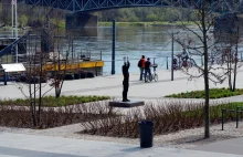 Matka z dziećmi koczowała przy ognisku nad Wisłą. Nie miała gdzie się podziać