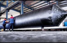 Proces produkcji poduszek powietrznych z gumy morskiej o długości 20 metrów.