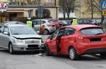 Omijała dziury w jezdni. Pięć osób rannych w wypadku [ZDJĘCIA]