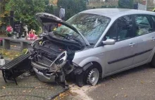 Dramatyczne sceny na cmentarzu w Stargardzie. Auto wjechało w groby