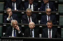 Kaczyński obraził Tuska, spóźnił się do Sejmu, a potem przysnął.