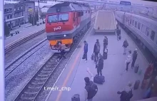 Wpadł pod pociąg... i przeżył