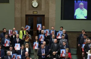 O co chodzi w uchwale o obronie imienia JPII? Rządzący próbują wywrzeć presję...