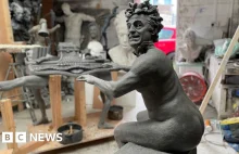 Pomnik nagiego organisty stanie w miasteczku w UK